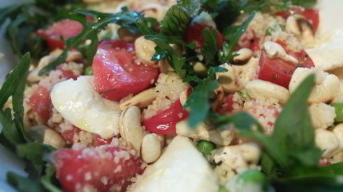 салат с кус-кусом, помидорами и моцареллой