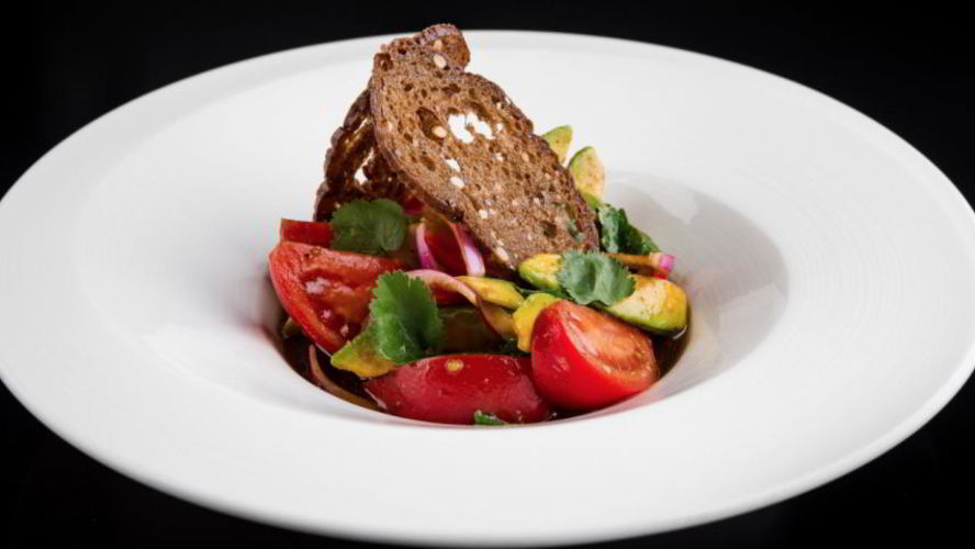 Рецепт салат с розовыми томатами и авокадо