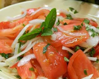 Салат с томатами и мятой