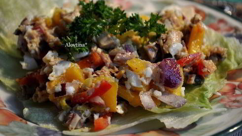 салат с цыпленком и овощами