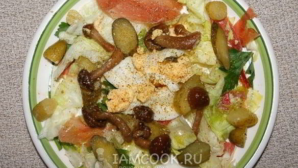 Рецепт Салат с ветчиной, грибами и маринованными огурцами