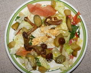Салат с ветчиной, грибами и маринованными огурцами