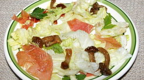 салат с ветчиной, грибами и маринованными огурцами