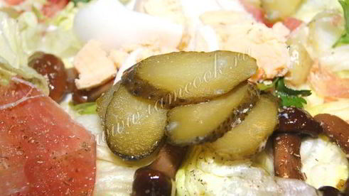 салат с ветчиной, грибами и маринованными огурцами