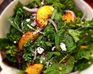 Салат с зеленью и сыром