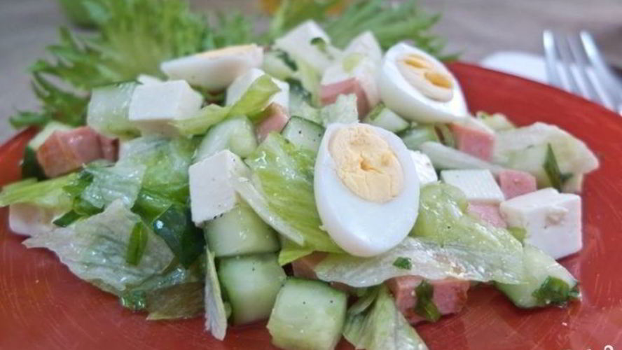 Рецепт салат с жареной колбасой