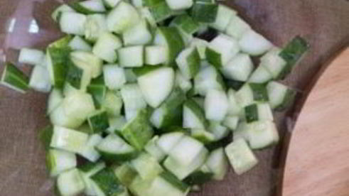 салат с жареной колбасой