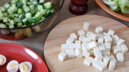 салат с жареной колбасой