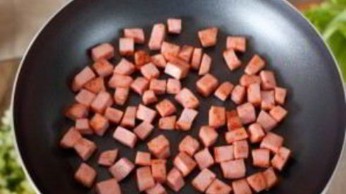 салат с жареной колбасой