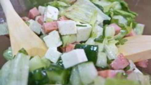 салат с жареной колбасой