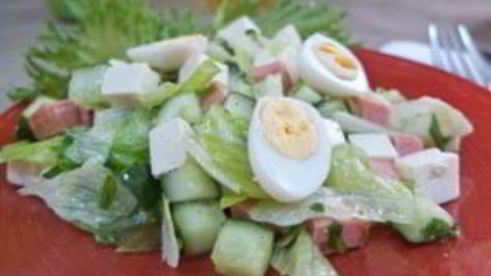 салат с жареной колбасой