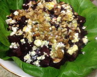 Салат с жареной свеклой, голубым сыром и кешью