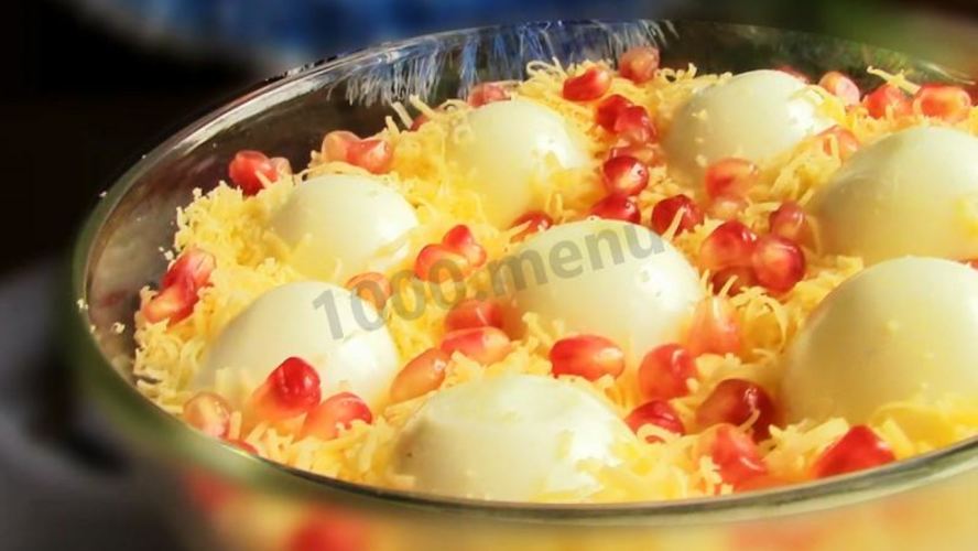 Рецепт салат с жареными грибами и курицей с луком