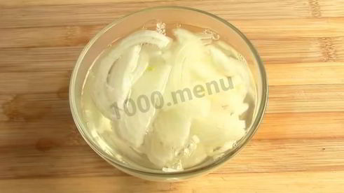 салат с жареными грибами и курицей с луком