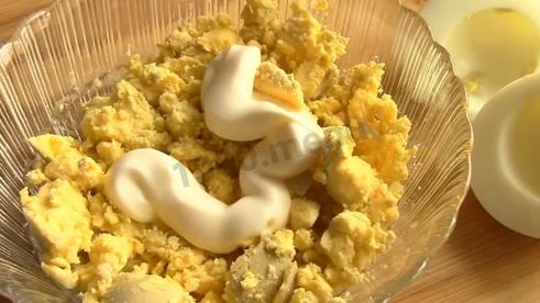 салат с жареными грибами и курицей с луком