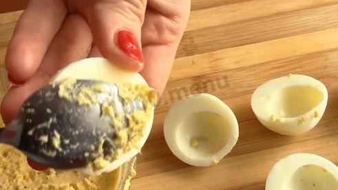 салат с жареными грибами и курицей с луком