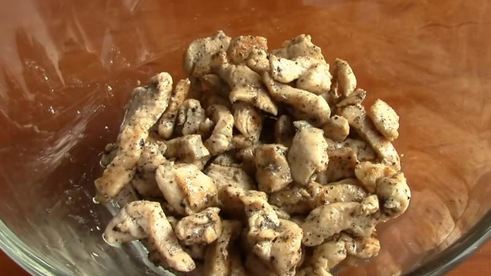 салат с жареными грибами и курицей с луком