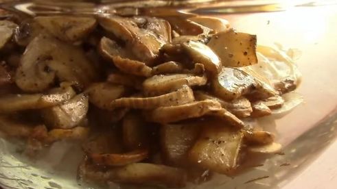 салат с жареными грибами и курицей с луком