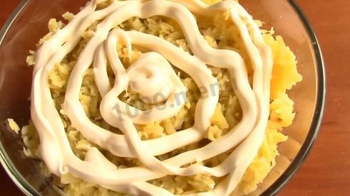 салат с жареными грибами и курицей с луком