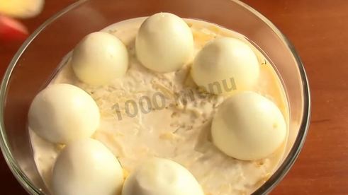 салат с жареными грибами и курицей с луком