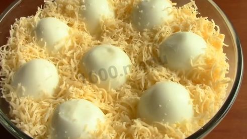 салат с жареными грибами и курицей с луком