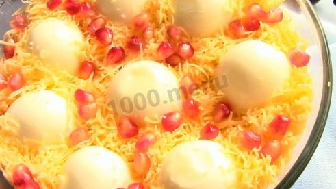 салат с жареными грибами и курицей с луком