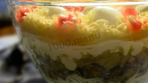 салат с жареными грибами и курицей с луком