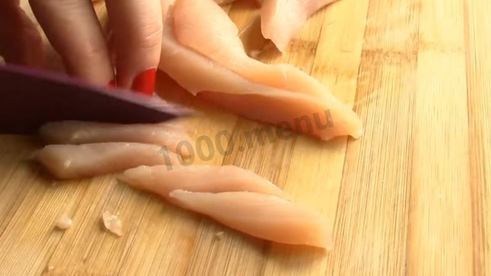 салат с жареными грибами и курицей с луком