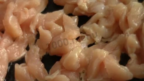 салат с жареными грибами и курицей с луком