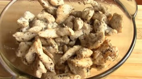 салат с жареными грибами и курицей с луком