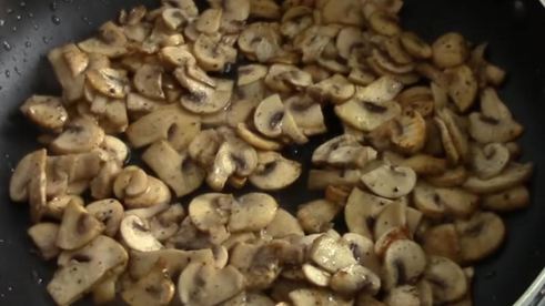 салат с жареными грибами и курицей с луком