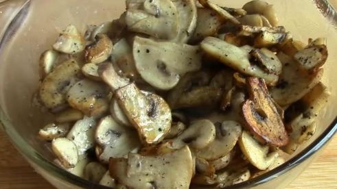 салат с жареными грибами и курицей с луком