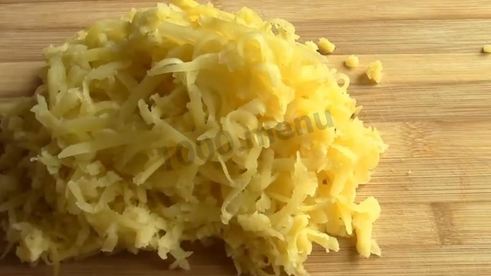 салат с жареными грибами и курицей с луком