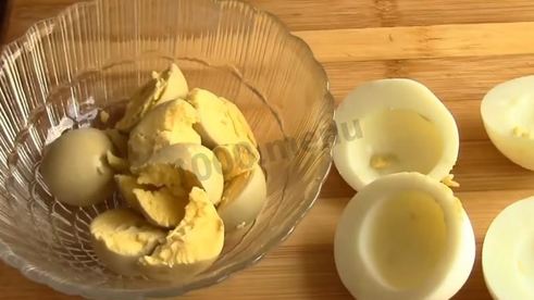 салат с жареными грибами и курицей с луком