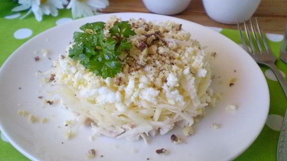 Рецепт Слоеный салат с курицей и орехами