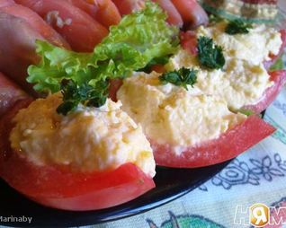 Сырный салат в помидорных лодочках