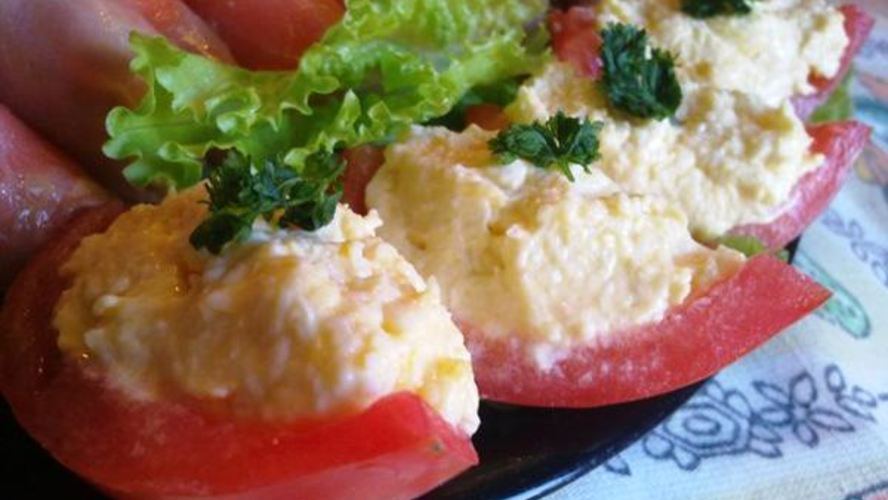 Рецепт сырный салат в помидорных лодочках