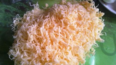 сырный салат в помидорных лодочках