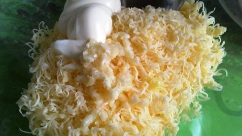 сырный салат в помидорных лодочках