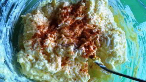 сырный салат в помидорных лодочках