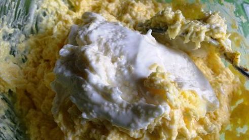 сырный салат в помидорных лодочках