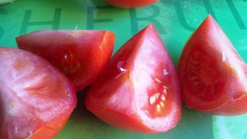 сырный салат в помидорных лодочках