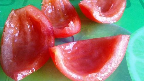 сырный салат в помидорных лодочках