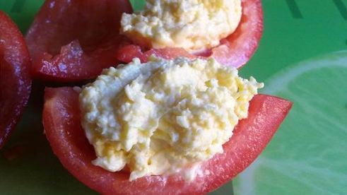 сырный салат в помидорных лодочках