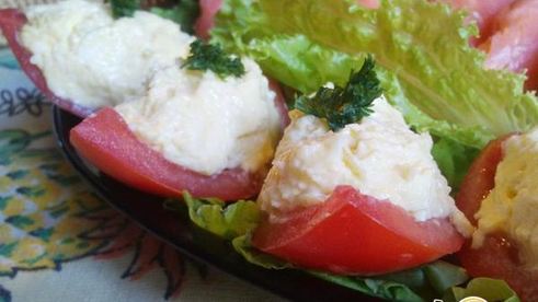 сырный салат в помидорных лодочках