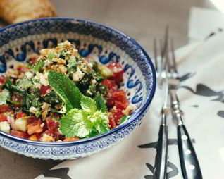 Табуле с помидорами и свежими огурцами