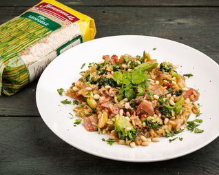 Теплый салат из бурого риса с брокколи