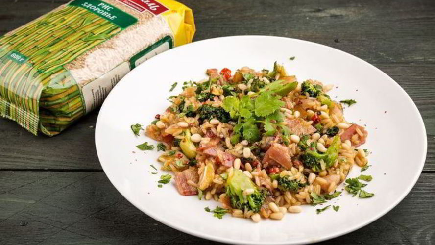 Рецепт теплый салат из бурого риса с брокколи