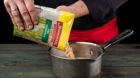 теплый салат из бурого риса с брокколи