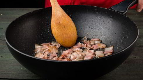 теплый салат из бурого риса с брокколи